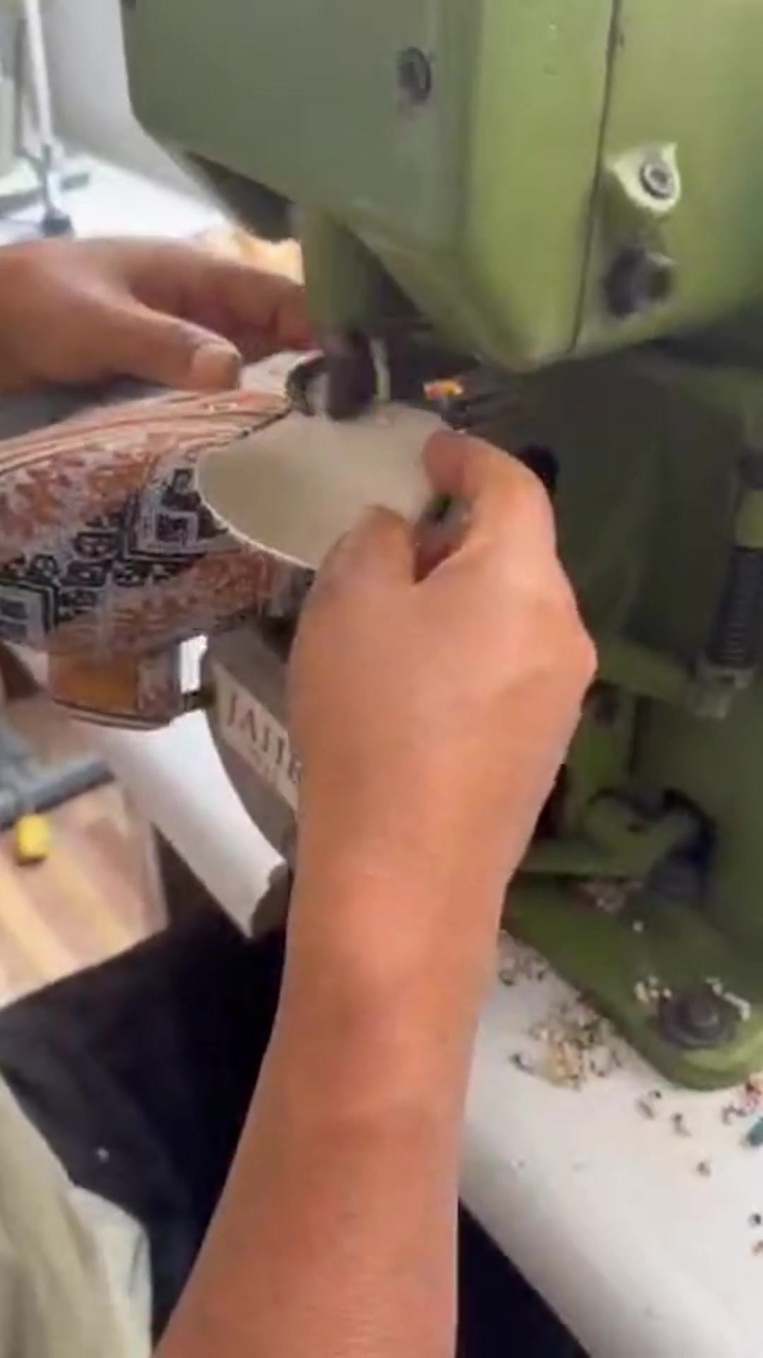 Une tige en tissu péruvien sous la machine de l'atelier