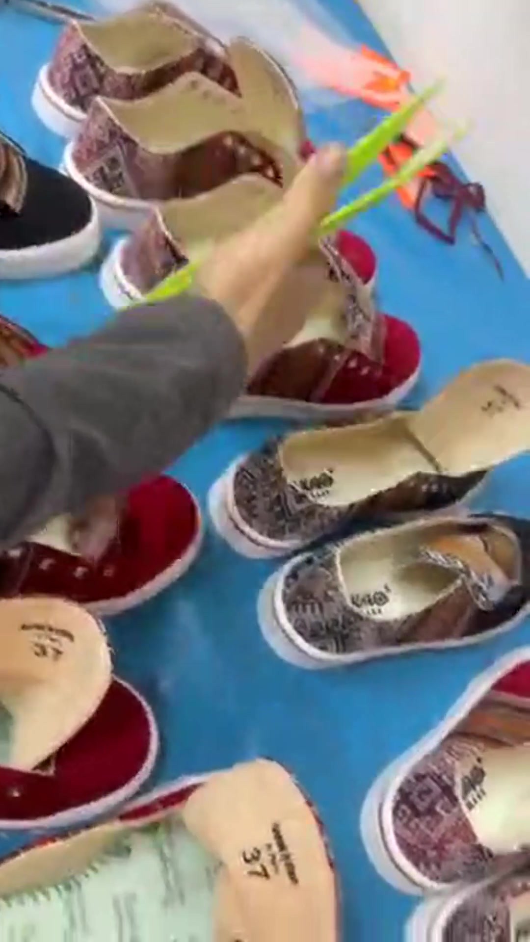 Paires Inkao alignées dans l'atelier avant les finitions