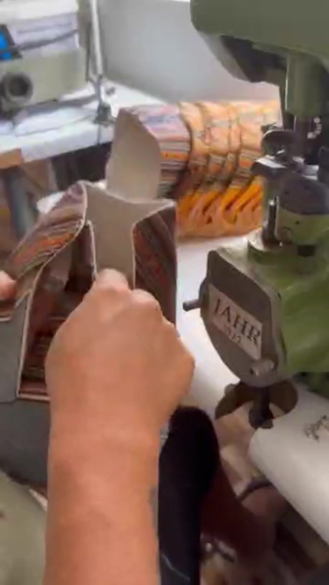 Pose des œillets à la machine dans l'atelier de Lima